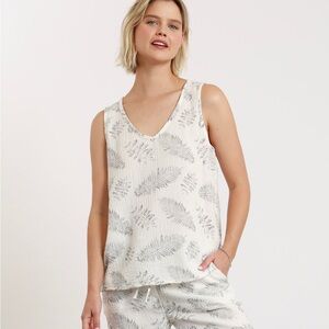 NWT- Hello Nite Gauze V Neck Shell Yank Top With Leaf Pattern Size Small